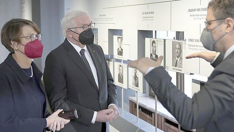 Bundespräsident Frank-Walter Steinmeier (M) und seine Frau Elke Büdenbender werden von Matthias Hass, dem stellvertretender Direktor im Haus der Wannsee-Konferenz, durch die dortige Dauerausstellung geführt. Foto: Michael Sohn/AP-Pool/dpa