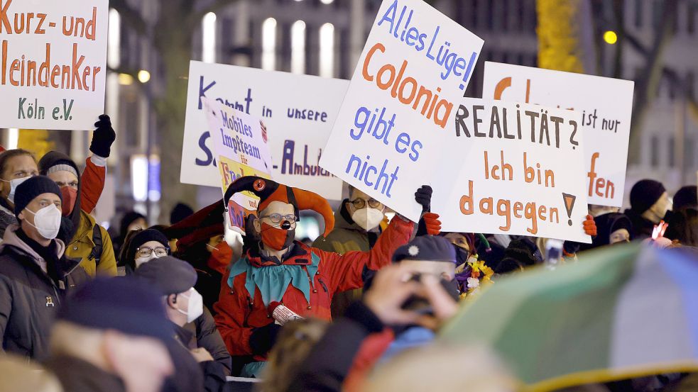 Eine Gegendemo aus dem linken Spektrum, teilweise mit Narrenkostümen, bepöbelt die Spaziergänger am Neumarkt. Tausende Foto: Christoph Hardt via www.imago-images.de