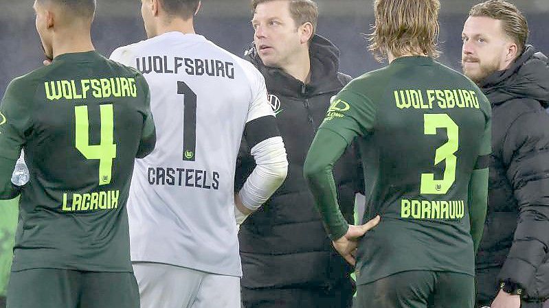 Die Krise bei den Wolfsburgern um Trainer Florian Kohfeldt (M.) hält an. Foto: Jan Woitas/dpa-Zentralbild/dpa