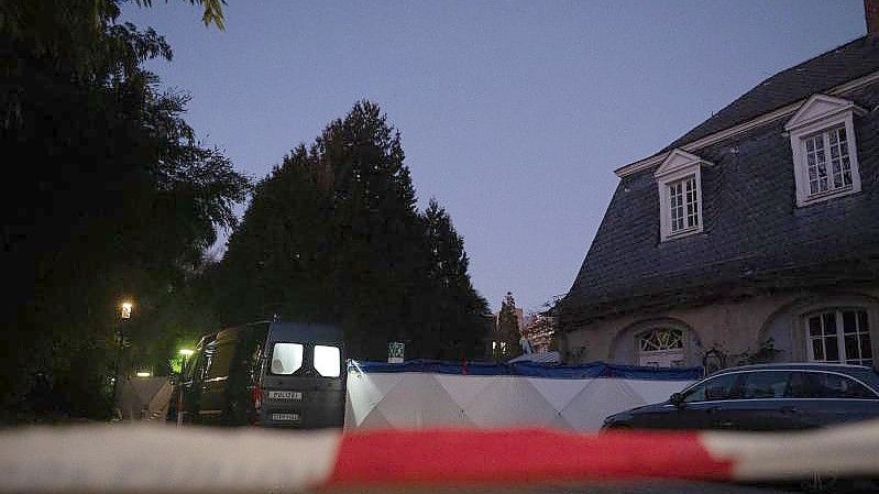 Ein Polizeiauto und Sichtschutz stehen auf dem Gelände der Heidelberger Universität am Tatort eines Amoklaufes. Foto: Sebastian Gollnow/dpa