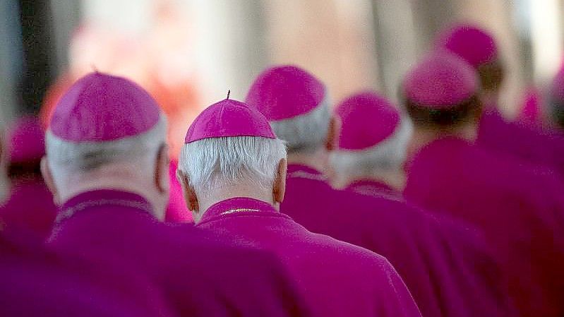 Die deutschen Bischöfe teilen mit, sie spürten „den erheblichen Vertrauensverlust“ und verstünden das große Misstrauen, das ihnen aus der Gesellschaft und von den Gläubigen entgegengebracht werde (Symbolbild). Foto: Sebastian Gollnow/dpa