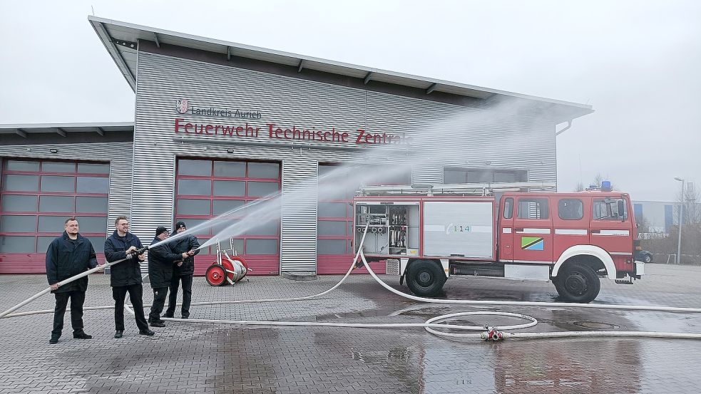 Wasser marsch: Vor der Auslieferung wurde das runderneuerte Fahrzeug ausgiebig getestet. Foto: privat