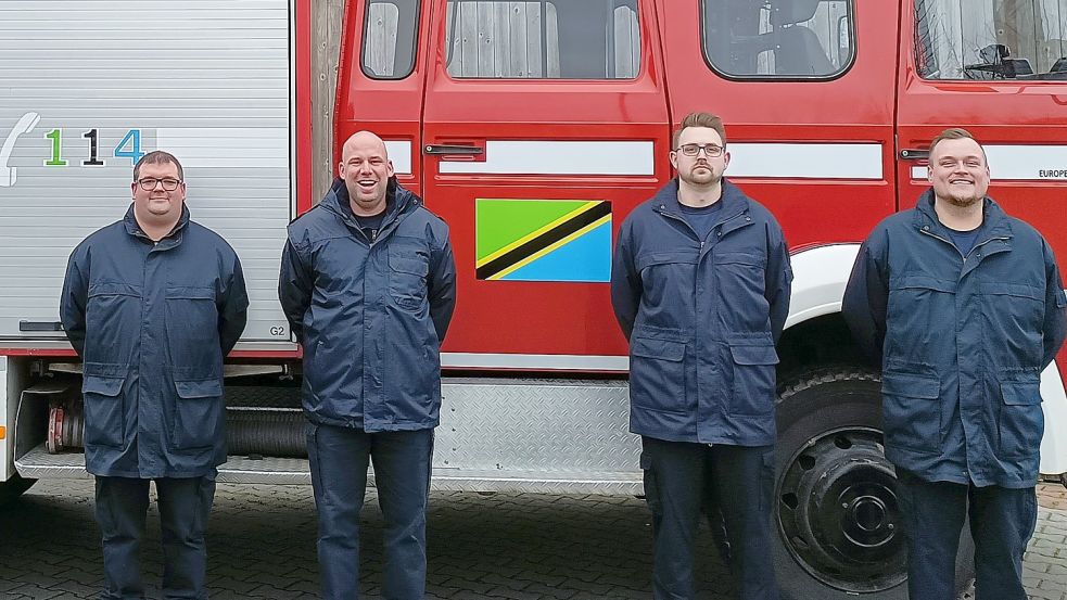 Christoph Ecker (von links), Stefan Fisser, Michael Breitkopf und Dennis Badberg haben das 30 Jahre alte Löschfahrzeug für den Dienst in Afrika flott gemacht. Foto: privat