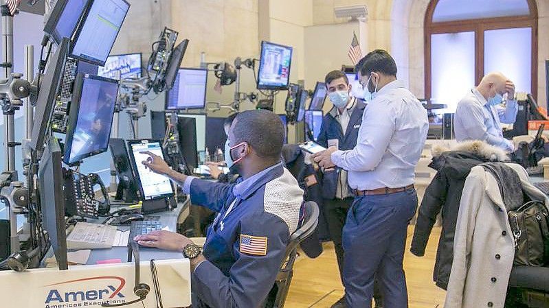 Händler arbeiten auf dem Parkett der New Yorker Börse an der Wall Street. Foto: Ted Shaffrey/AP/dpa