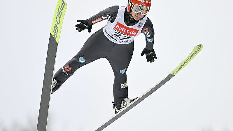 Katharina Althaus springt von der Mühlenkopfschanze in Willingen. Foto: Arne Dedert/dpa