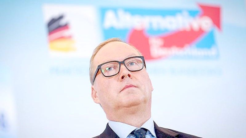 Max Otte, Vorsitzender der Werteunion und CDU-Parteimitglied, nimmt an einer Pressekonferenz der AfD zu Beginn der AfD-Fraktionssitzung im Reichtagsgebäude teil. Otte tritt für die AfD als Bundespräsidentenkandidat an. Foto: Kay Nietfeld/dpa