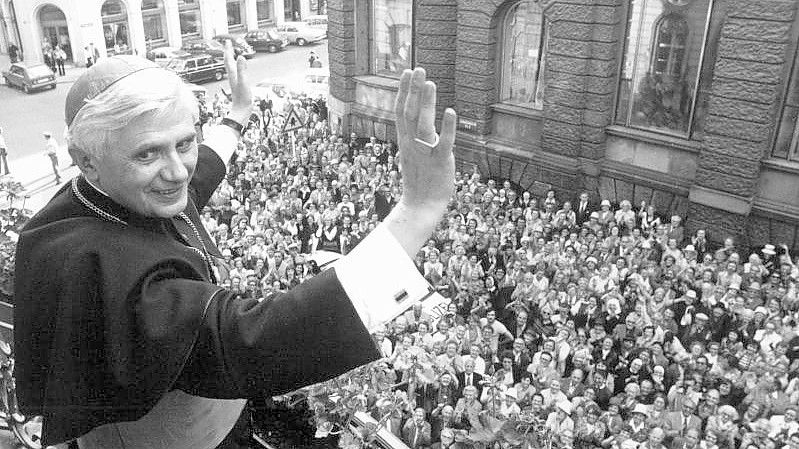 Joseph Ratzinger, der damalige Erzbischof von München und Freising und spätere Papst Benedikt XVI., im Jahr 1977 in München. Foto: picture alliance / dpa