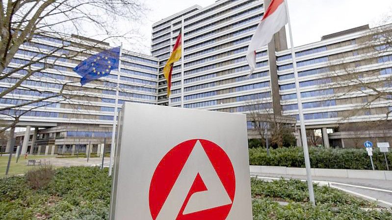 Die Bundesagentur für Arbeit (BA) meldet neue Zahlen von arbeitssuchenden Pflegekräften. Foto: Daniel Karmann/dpa