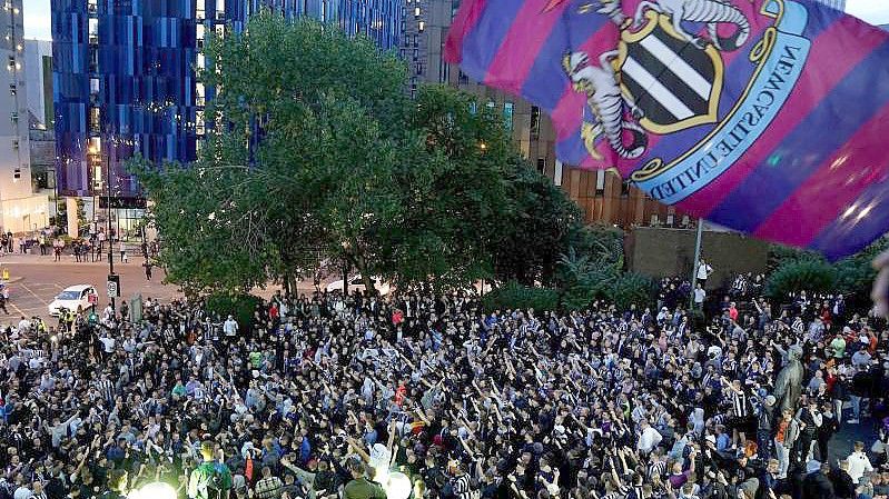 Newcastle-United-Fans feiern die Übernahme durch den saudischen Staatsfond „Public Investment Fund“. Foto: Owen Humphreys/PA Wire/dpa