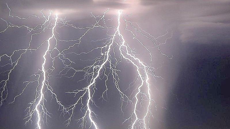 Blitze entladen sich über der Santa Rosa Plain in der Nähe von Healdsburg im US-Bundesstast Kalifornien (Archivbild). Foto: Kent Porter/The Press Democrat/AP/dpa