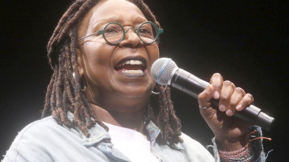 Whoopi Goldberg entschuldigte sich nach umstrittenen Aussagen zum Holocaust. Dennoch wird sie vorübergehend suspendiert. (Archivbild) Foto: imago images/ZUMA Wire/Nancy Kaszerman