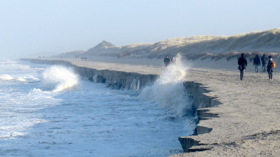 Die vergangenen Sturmfluten führen auf der Insel Langeoog zu sichtbaren Sandverlusten am Strand. Die leichten Sturmfluten der vergangenen Tage haben laut Niedersächsischen Landesbetriebs für Wasserwirtschaft, Küsten- und Naturschutz im Mittel zu fünf Meter breiten Verlusten geführt. Foto: DPA