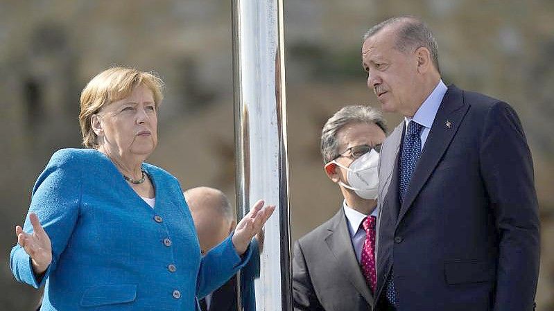 Recep Tayyip Erdogan (r.) und Angela Merkel im Oktober vergangenen Jahres in Istanbul. Foto: Francisco Seco/AP/dpa/Archiv