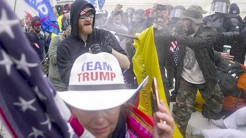 Bei der Kapitol-Attacke durch Trump-Anhänger starben fünf Menschen, Dutzende wurden verletzt. Foto: John Minchillo/AP/dpa