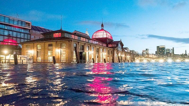 Der Fischmarkt mit der Fischauktionshalle ist überschwemmt. Foto: Daniel Bockwoldt/dpa