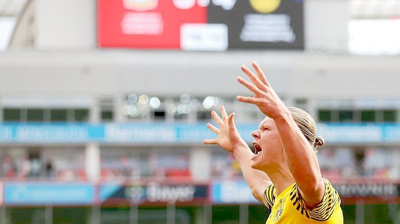 In der Hinrunde siegt Borussia Dortmund mit 4:3 in Leverkusen - im Rückspiel fehlt dem BVB allerdings Torjäger Erling Haaland. Foto: Rolf Vennenbernd/dpa