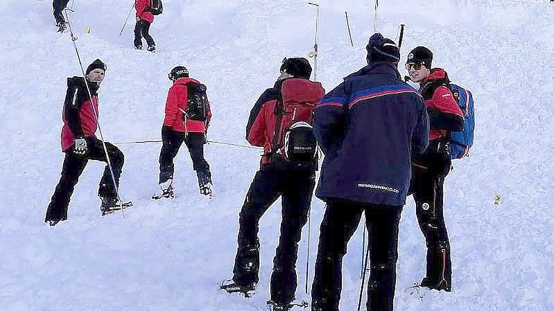 Rettungskräfte in Sölden sind am Lawinenkegel im Einsatz. Foto: Zoom.Tirol/APA/dpa