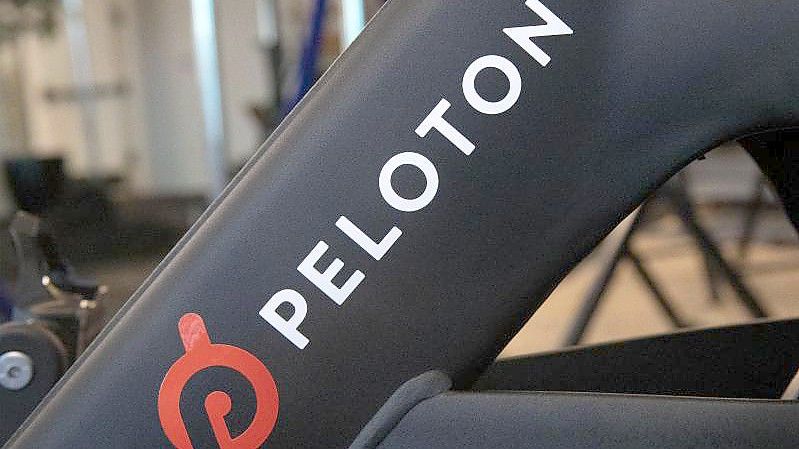 Bloß keine frische Luft: Peloton verkauft Fahrrad-Heimtrainer. Foto: Mark Lennihan/AP/dpa