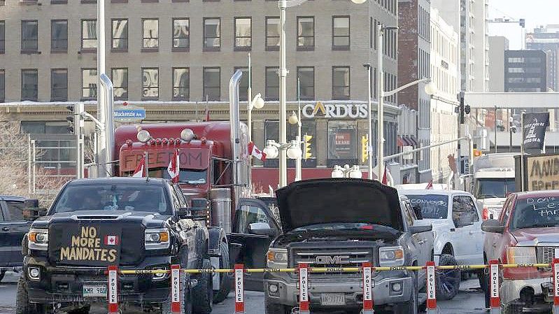 Nach über einer Woche Trucker-Protesten in Ottawa wurde nun in der kanadischen Hauptstadt der Notstand ausgerufen. Foto: Patrick Doyle/The Canadian Press/AP/dpa