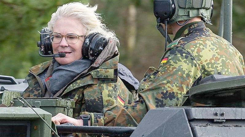 „Auf uns ist Verlass“: Christine Lambrecht in einem Gefährt der Panzerlehrbrigade 9 in Munster. Foto: Philipp Schulze/dpa