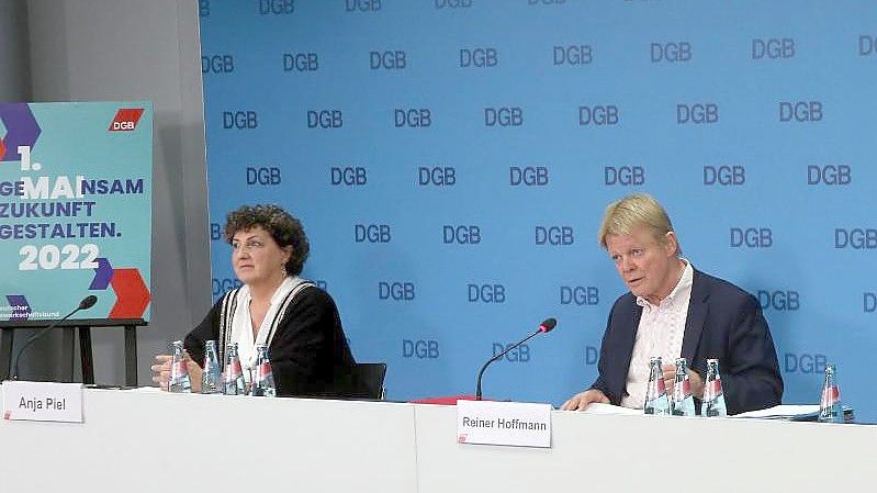 Anja Piel (l-r), Reiner Hoffmann und Elke Hannack bei der DGB-Jahrespressekonferenz. Foto: Wolfgang Kumm/dpa