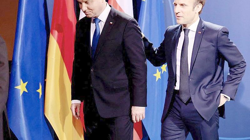 Bundeskanzler Olaf Scholz (SPD), der polnische Staatspräsident Andrzej Duda und der französische Präsident Emmanuel Macron (l-r) nach einem Treffen. Foto: Hannibal Hanschke/Reuters/Pool/dpa