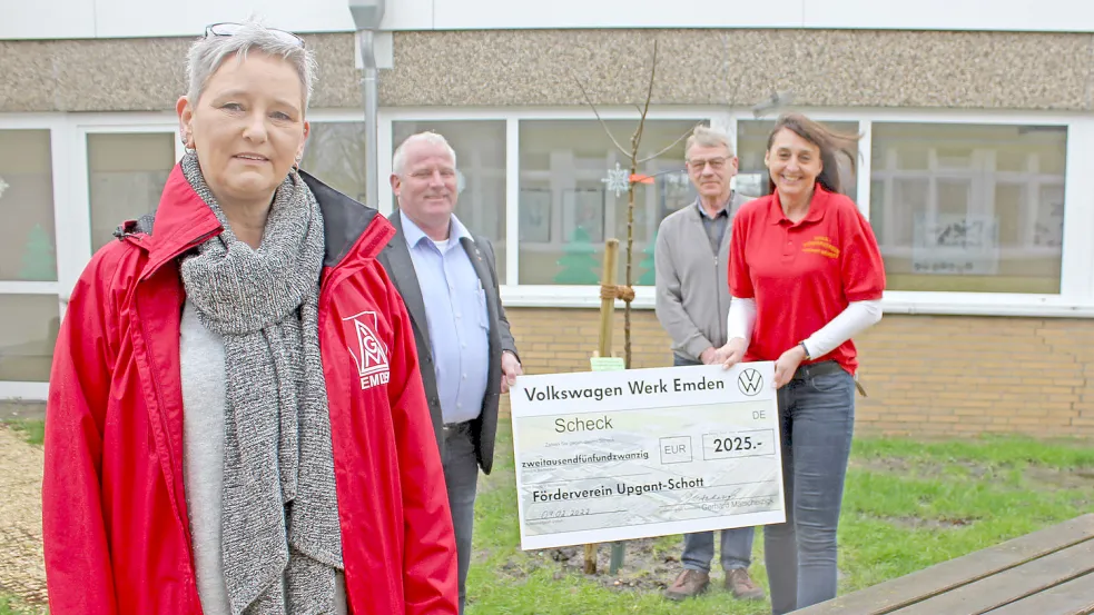 Birgit de Haan (von links) und Gerhard Matscheizigk vom Sozialausschuss des Emder VW-Betriebsrates übergaben den symbolischen Scheck an Schulleiter Werner Knippelmeyer und Daria Hildebrandt vom Förderverein. Zwei Sitzgruppen und fünf junge Bäume sind im Innenhof schon vorhanden. Foto: Karin Böhmer
