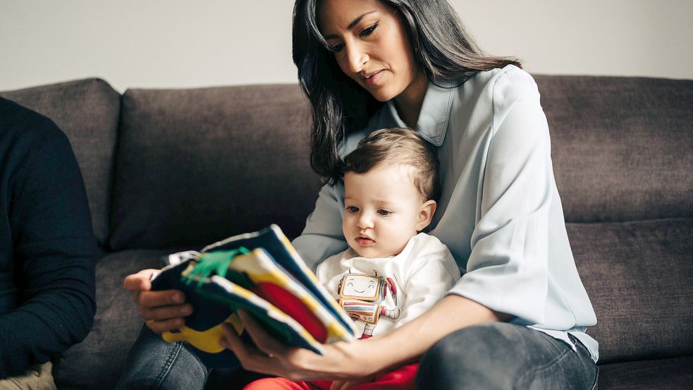 Bilderbücher sind für Babys der erste Zugang zur Welt - und zu der gehört auch Informatik (Symbolbild). Foto: Imago images / Addictive Stock