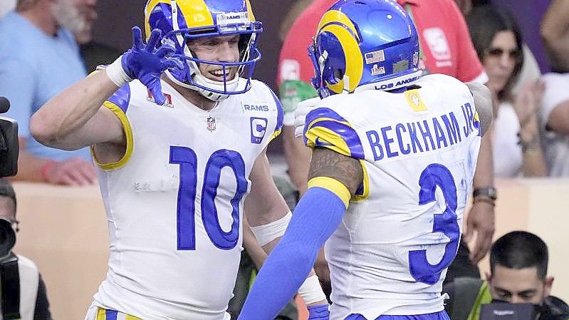 Cooper Kupp (r), Wide Receiver der Los Angeles Rams, erzielte den entscheidenden Touchdown der Partie. Foto: Matt Rourke/AP/dpa