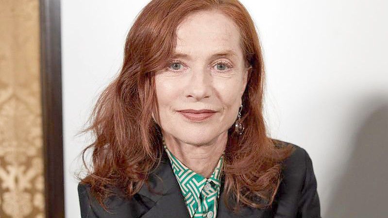 Isabelle Huppert wird mit dem Ehrenbär der Berlinale ausgezeichnet. Foto: Georg Wendt/dpa