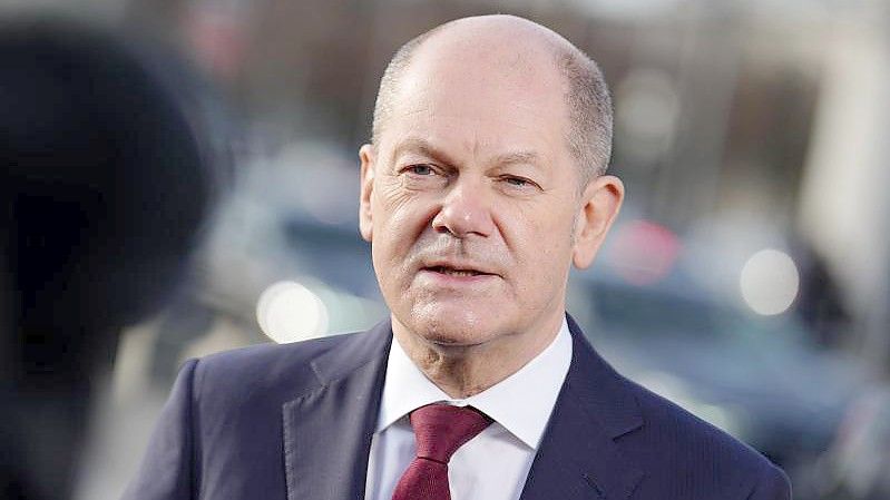 Bundeskanzler Olaf Scholz (SPD) verlässt bei seiner Ankunft in Kiew den Airbus A340 der Luftwaffe. Foto: Kay Nietfeld/dpa