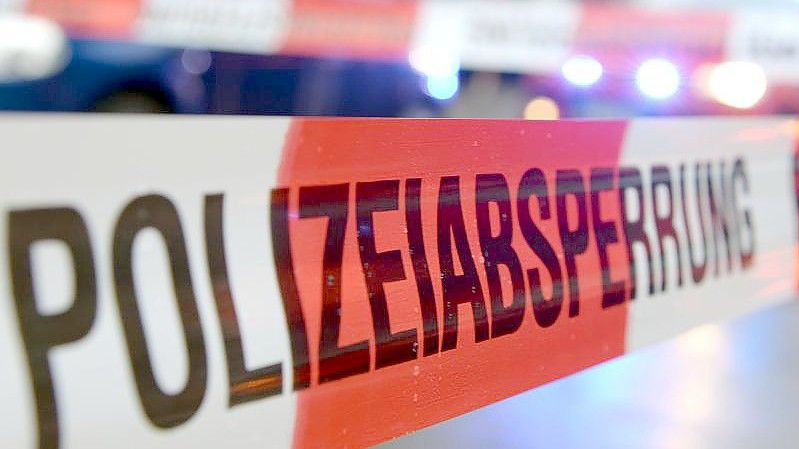 Der Tatort wurde großräumig abgesperrt. Laut der Polizei besteht keine Gefahr mehr für andere Menschen. Foto: Patrick Seeger/dpa/Symbolbild