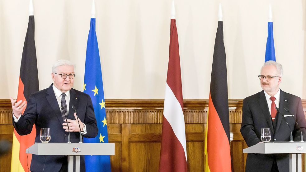 Er erklärt die deutsche Haltung im Ukraine-Konflikt: Bundespräsident Frank-Walter Steinmeier (links) beim Staatsbesuch in Lettland mit Präsident Egils Levits. Foto: GINTS IVUSKANS