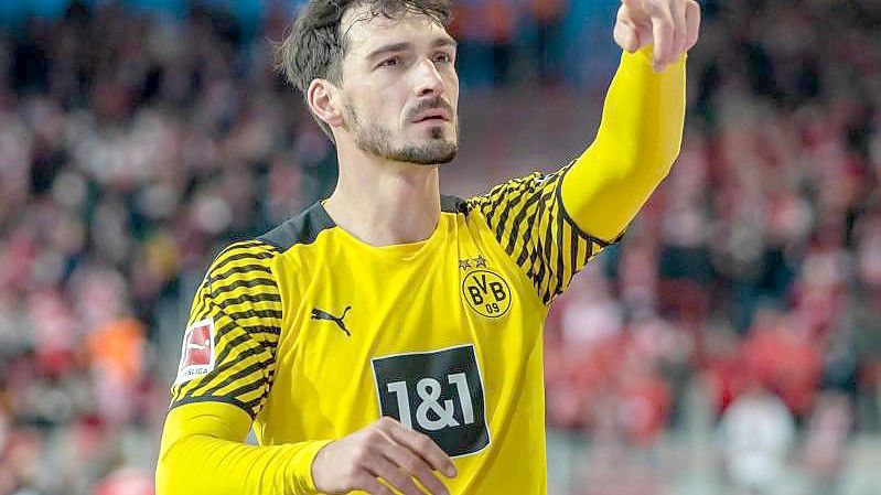 BVB-Abwehrchef Mats Hummels trifft mit seiner Mannschaft in der Zwischenrunde der Europa League auf die Glasgow Rangers. Foto: Andreas Gora/dpa