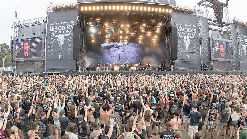 Feiern in Wacken (2018). Foto: Daniel Reinhardt/dpa