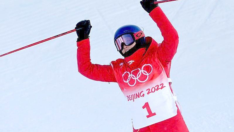 Ski-Freestyle-Star Eileen Gu siegte auch in der Halfpipe. Foto: Angelika Warmuth/dpa