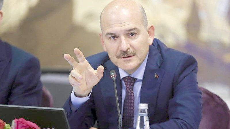 Innenminister Süleyman Soylu will in Regionen, in denen Syrer 25 Prozent der Bevölkerung ausmachen, den Ausländerzuzug verbieten. Foto: Ahmet Bolat/Anadolu/AP/dpa