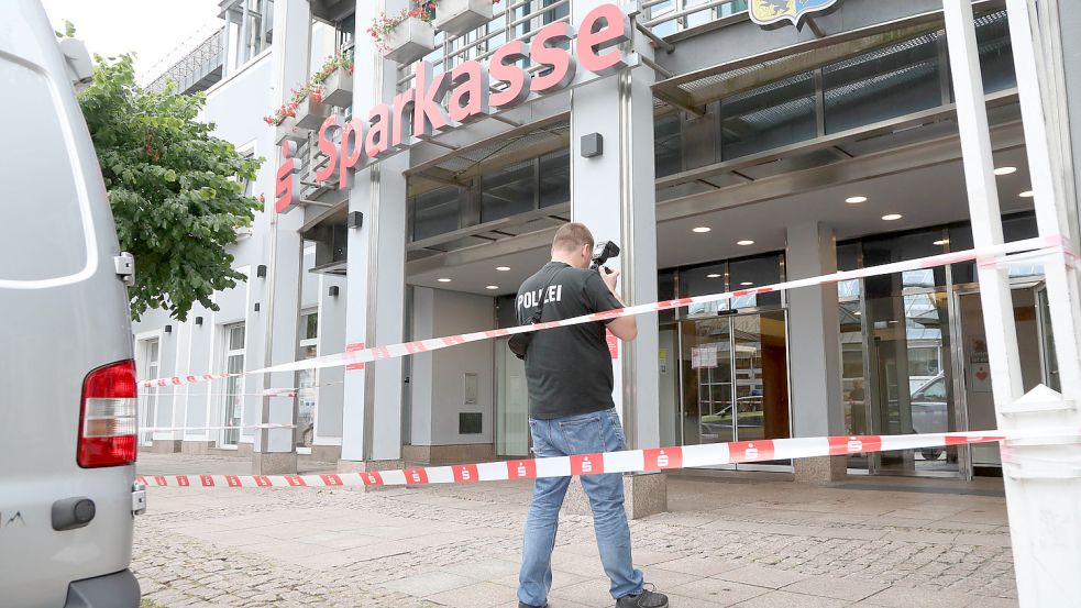 Die Polizei sicherte am 3. Juli 2020 Spuren vor der Tür der Sparkasse. Foto: Romuald Banik