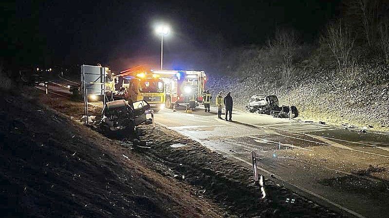 Die Unfallstelle: Bei dem schweren Verkehrsunfall im Landkreis Freudenstadt kommen drei Menschen ums Leben. Foto: Sdmg / Schulz/dpa