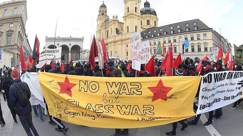 In der Münchner Innenstadt demonstrieren Hunderte Menschen gegen die Sicherheitskonferenz. Foto: Felix Hörhager/dpa