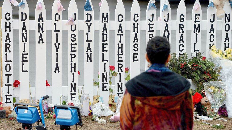 Gedenken an die Opfer des Amoklaufs an der Sandy Hook Elementary Schule: Die nachgeahmte Waffe wurde mehrfach bei Massenmorden eingesetzt, darunter auch Amokläufe in Schulen. Foto: dpa/Justin Lane