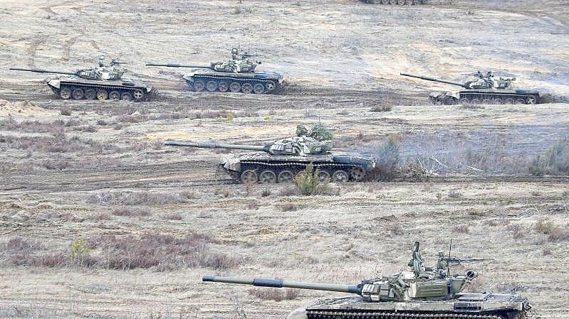 Russische Panzer fahren während einer Militärübungen auf einem Feld in Belarus. Foto: Alexander Zemlianichenko Jr/AP/dpa