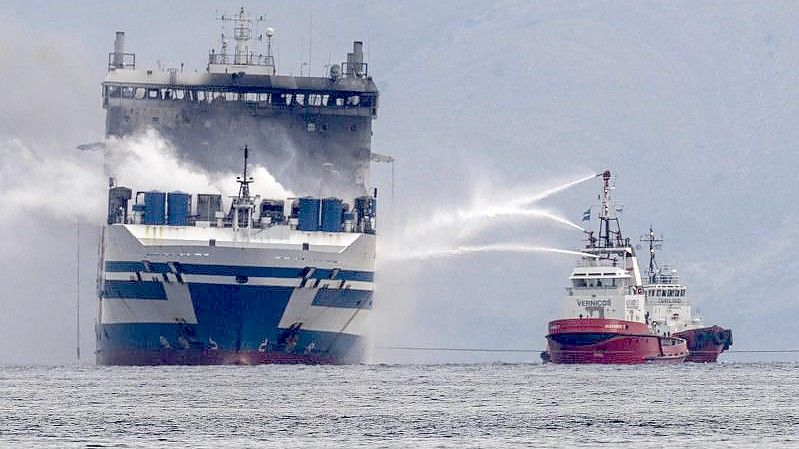 Rauch steigt von Autofähre „Euroferry Olympia“ auf, die seit drei Tagen in der Nähe der griechischen Insel Korfu brennt. Foto: Petros Giannakouris/AP/dpa