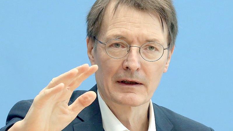 Gesundheitsminister Karl Lauterbach (SPD) geht davon aus, dass es für einen der Anträge für eine allgemeine Corona-Impfpflicht eine Mehrheit geben wird. Foto: Wolfgang Kumm/dpa