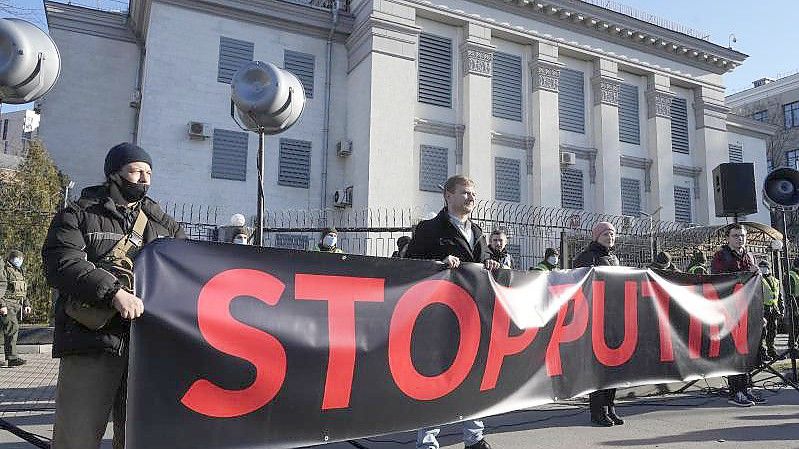 Demonstranten halten vor der russischen Botschaft in Kiew ein Transparent mit der Aufschrift „Stoppt Putin“. An den Kapitalmärkten hat das russische Vorgehen bisher nicht zu großen Verwerfungen geführt. Foto: Efrem Lukatsky/AP/dpa