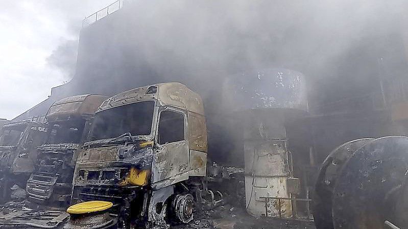 Die ausgebrannten Überreste von Lastwagen stehen auf dem Deck der „Euroferry Olympia“. Foto: Uncredited/Hellenic Fire Service/AP/dpa