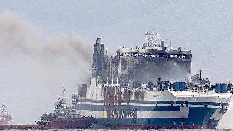 Rauch steigt von der unter italienischer Flagge fahrenden Autofähre „Euroferry Olympia“ auf (Archivbild). Auf dem Schiff wurden weitere Leichen entdeckt. Foto: Petros Giannakouris/AP/dpa