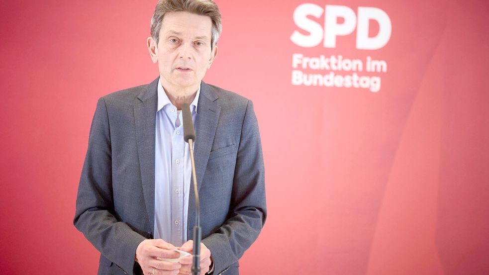 Pressekonferenzen vor den Fraktionssitzungen im Bundestag Rolf Mützenich (Vorsitz der SPD-Bundestagsfraktion) während de Foto: Christian Spicker via www.imago-images.de