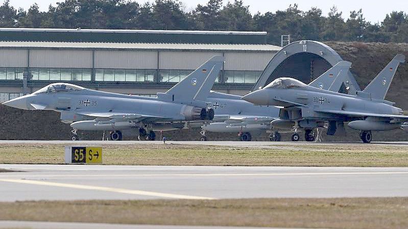 Eurofighter auf dem Fliegerhorst. Der Bundeswehrverband fordert mehr Geld und ein Sofortprogramm zur Verbesserung der Ausrüstung. Foto: Felix Hörhager/dpa