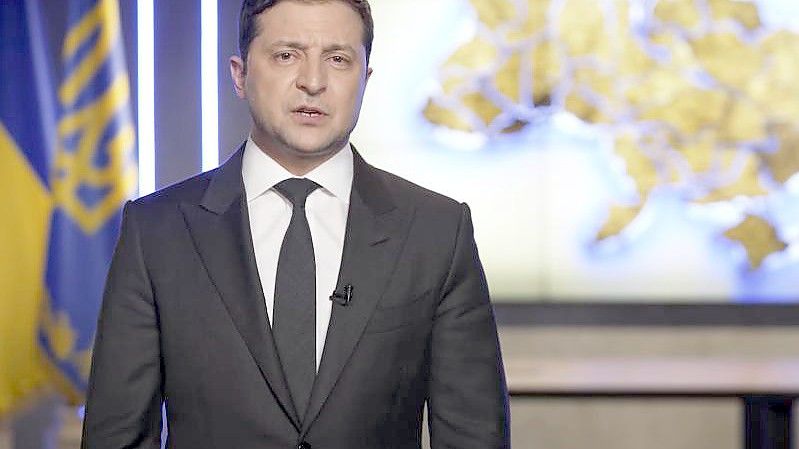 Auf diesem vom Pressebüro des ukrainischen Präsidenten zur Verfügung gestellten Foto spricht der ukrainische Präsident Wolodymyr Selenskyj in einer Live-Fernsehsendung zur Nation. Foto: Uncredited/Ukrainian Presidential Press Office via AP/dpa